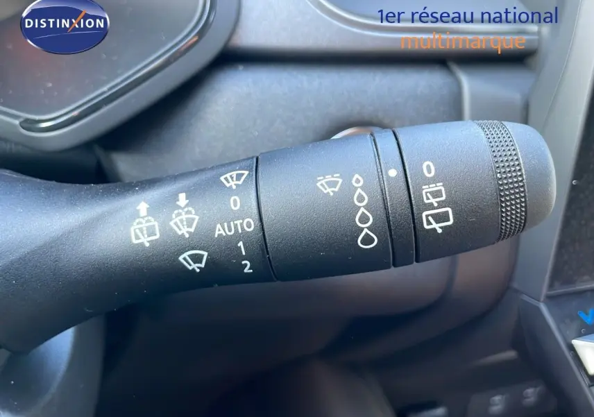 Gros plan sur la commande d’essuie-glace du Renault Captur blanc nacré 2025, avec marquages blancs visibles.