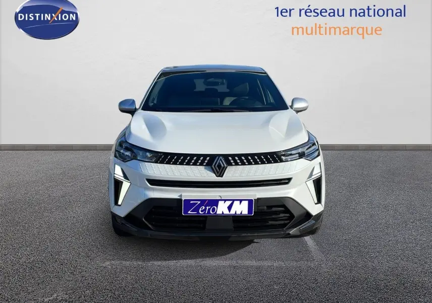 Vue avant du Renault Captur blanc nacré avec toit gris, mettant en valeur ses feux LED et sa calandre moderne.