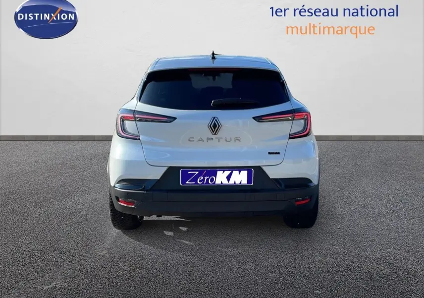 Vue arrière d'un Renault Captur blanc nacré avec toit gris, mettant en valeur ses feux LED et son design compact.