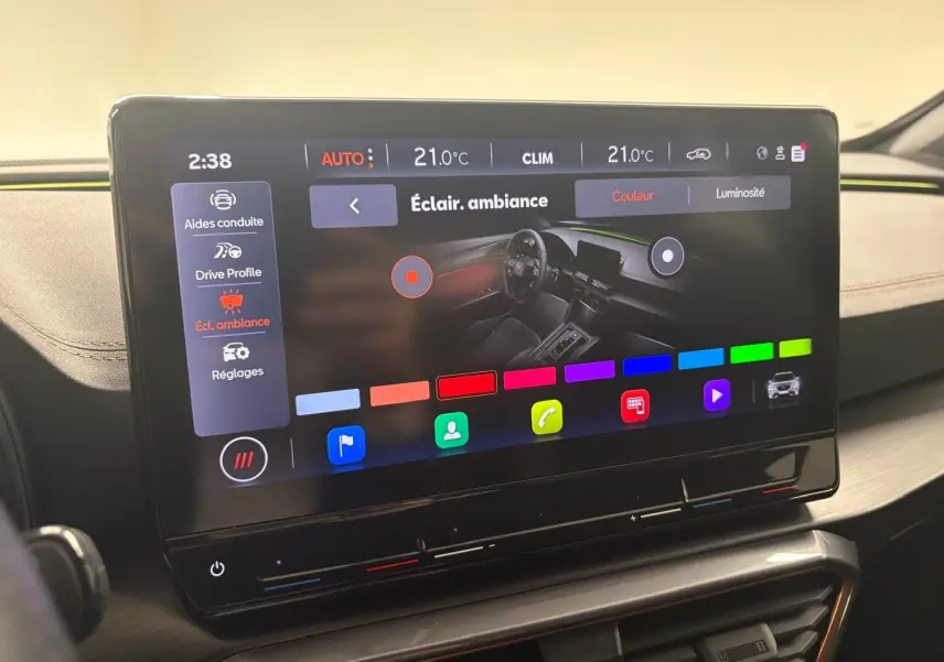 Écran tactile central du CUPRA Formentor 2024 affichant les réglages d’éclairage d’ambiance dans un intérieur clair.