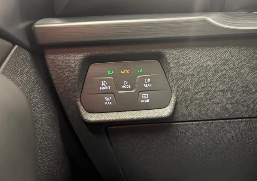 Gros plan sur le panneau de commandes d’éclairage intérieur noir dans une CUPRA Formentor gris magnétique 2024.