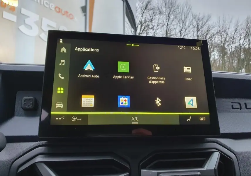 Écran tactile central du Dacia Duster 1.6 Hybrid 140 Journey 2025, affichant les applications connectées.