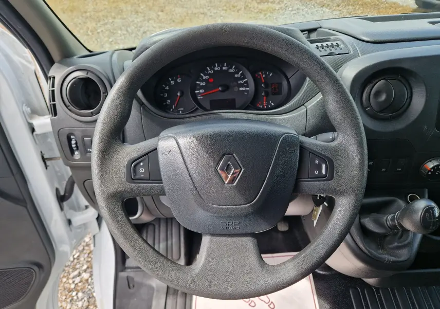Vue intérieure centrée sur le volant noir du Renault Master blanc 2019 avec tableau de bord et levier de vitesses manuel visibles.