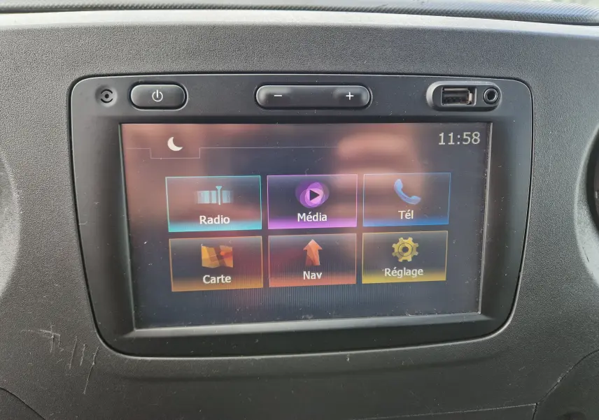 Écran tactile central du tableau de bord du Renault Master blanc, affichant les options radio, média, téléphone et navigation.