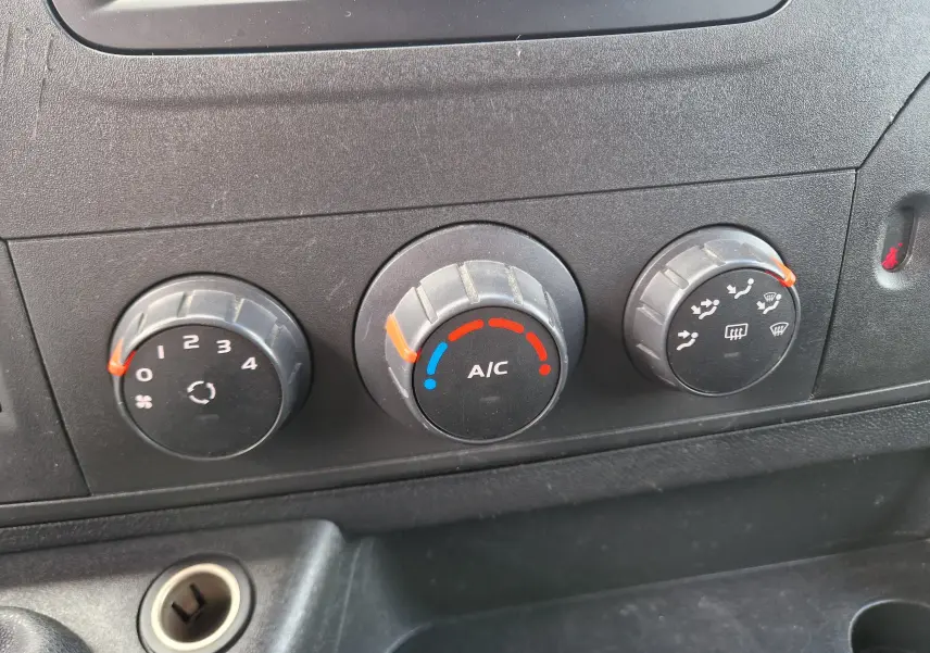 Gros plan sur les commandes de climatisation du tableau de bord du Renault Master blanc, version 2019.