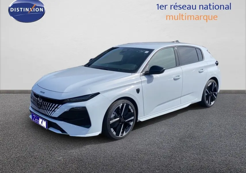 Peugeot 308 Hybrid blanc Okenite métal en 3/4 avant droit, avec jantes noires et détails noirs contrastants.