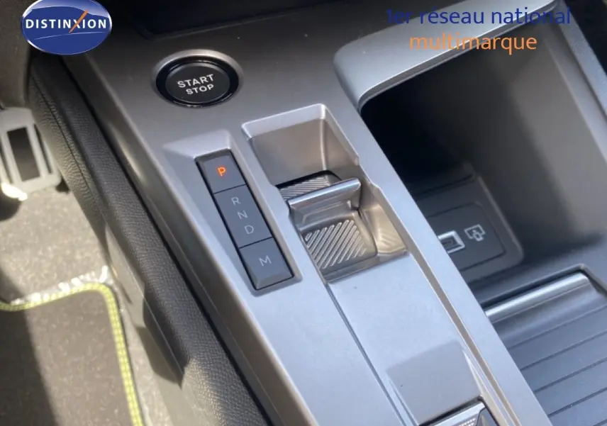 Détail de la console centrale de la Peugeot 308 Hybrid 145ch GT 2026, avec bouton start/stop et sélecteur de boîte auto.