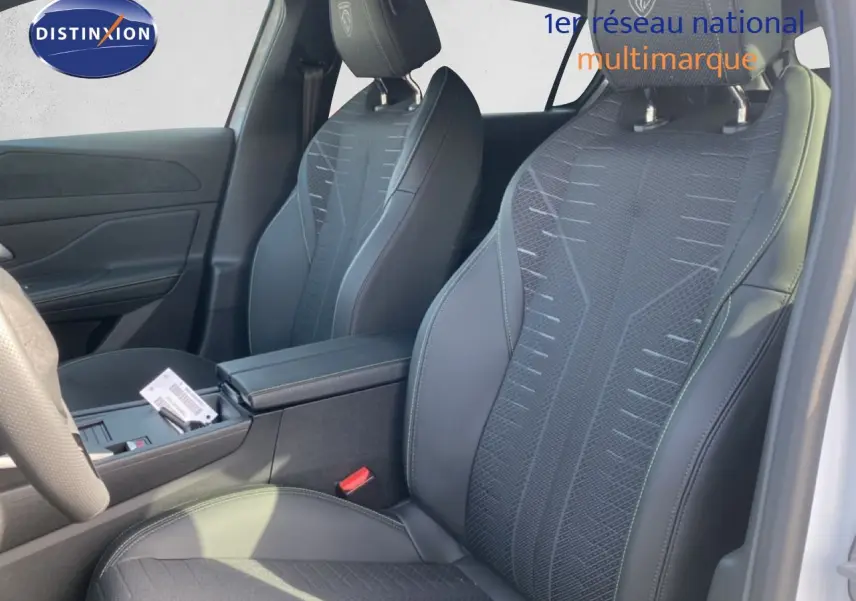 Vue intérieure côté droit des sièges avant en tissu et cuir noir avec logo Peugeot brodé sur les appuie-têtes.