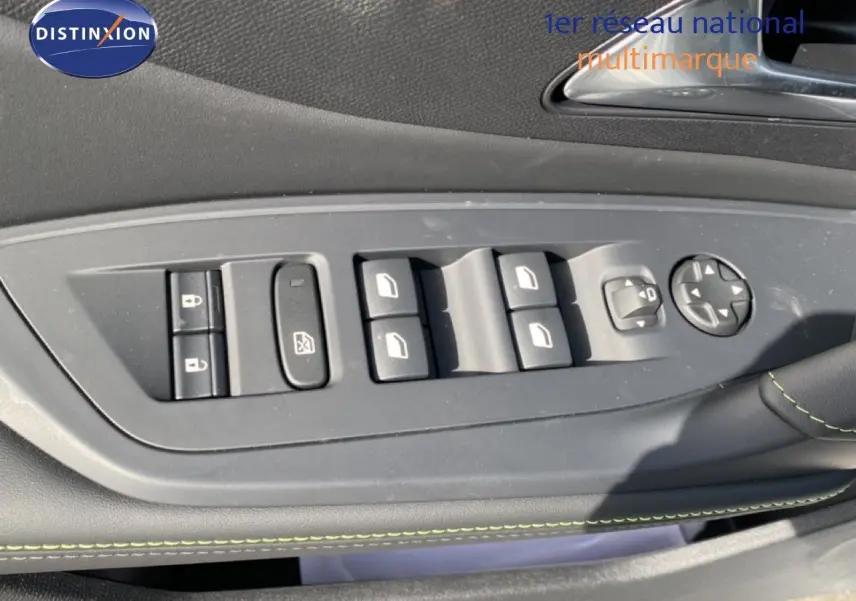 Gros plan sur les commandes des vitres et rétroviseurs côté gauche d’une Peugeot 308 Hybrid 145ch GT blanche.
