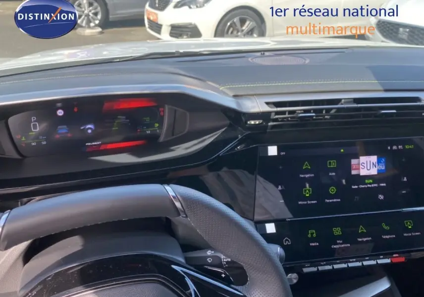 Vue intérieure du tableau de bord et volant de la Peugeot 308 Hybrid 145ch GT, avec écran numérique et finition noire brillante.