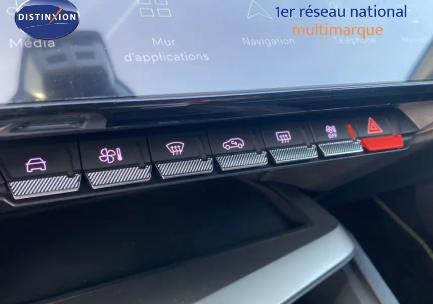 Gros plan sur la rangée de boutons de commande tactile du tableau de bord de la Peugeot 308 Hybrid blanche, avec éclairage violet.