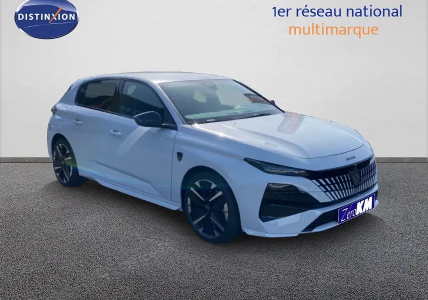 Peugeot 308 Hybrid blanc Okenite métal vue 3/4 avant droit avec calandre distinctive et jantes noires.