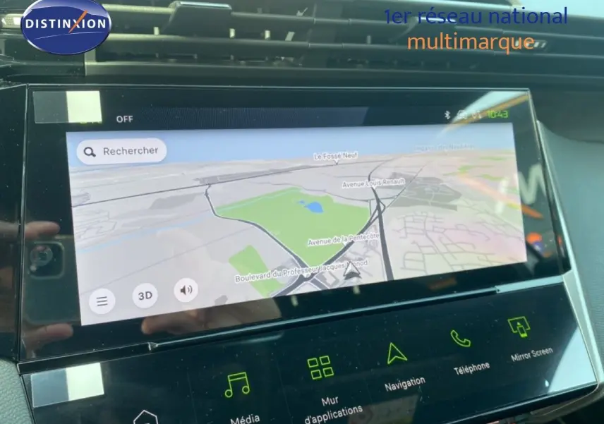 Écran tactile central de la Peugeot 308 Hybrid blanc Okenite, affichant la navigation avec carte en vue 3D.