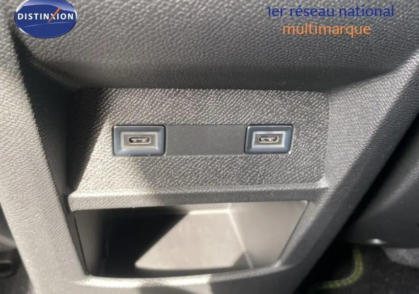 Détail intérieur montrant deux ports USB-C sur console centrale noire du Peugeot 308 Hybrid 145ch GT 2026 blanc Okenite.
