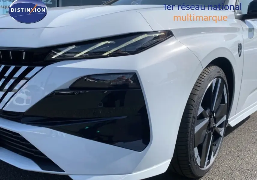 Vue 3/4 avant droit d'une Peugeot 308 Hybrid blanche Okenite Metal avec phares et jantes noires distinctives.