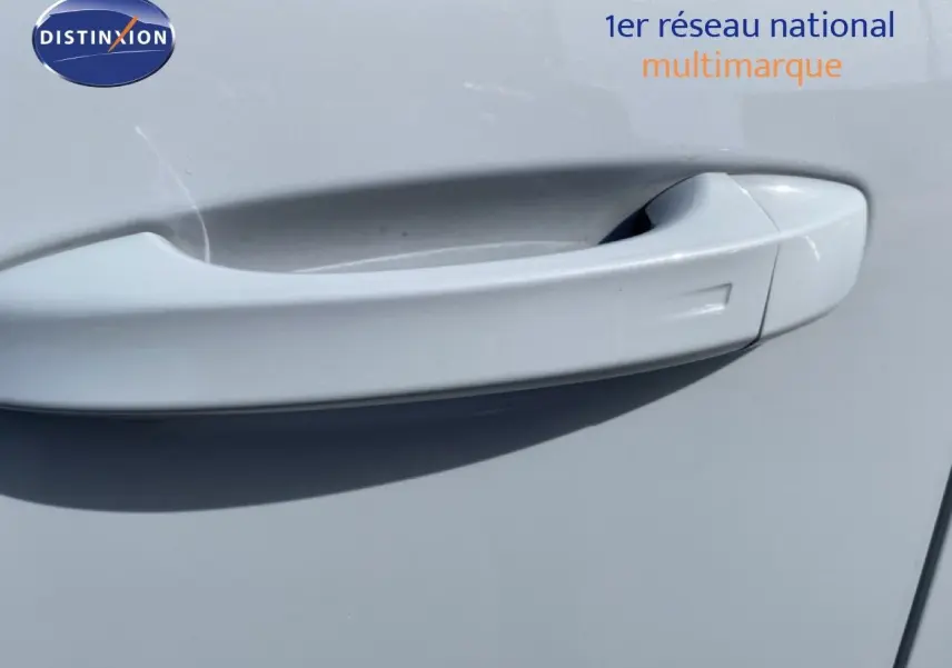 Poignée de porte blanche en gros plan sur le côté gauche d'une Peugeot 308 Hybrid 145ch GT 2026.