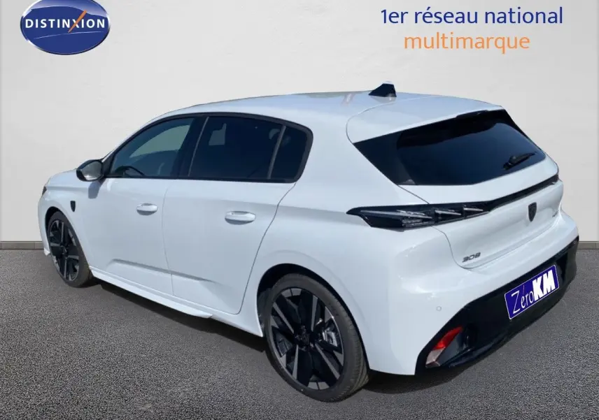 Vue 3/4 arrière droite d'une Peugeot 308 Hybrid blanche Okenite avec jantes noires et vitres teintées.