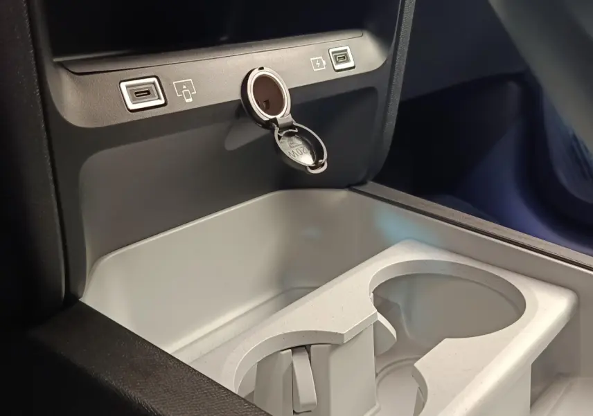 Gros plan sur la console centrale intérieure grise avec prises USB et prise 12V ouverte dans une Citroën C5 Hybride 2026.