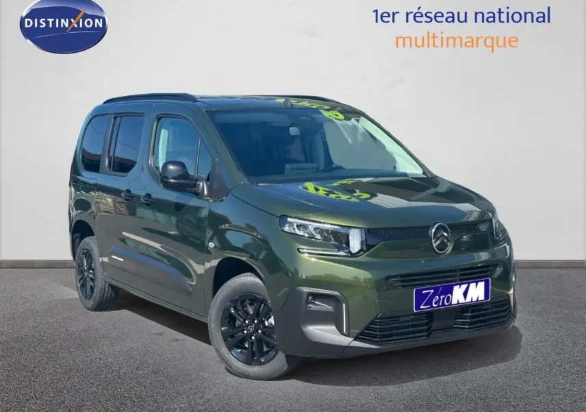 Citroën Berlingo M 1.5 BlueHDi 130ch en Sirkka Green, vue 3/4 avant avec jantes noires et barres de toit.