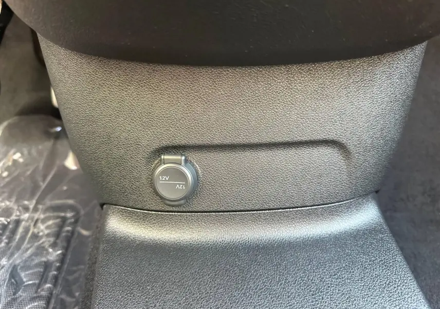 Prise 12V en gros plan sur la console centrale intérieure du Citroën Berlingo M 1.5 BlueHDi 130ch PLUS BVA8.