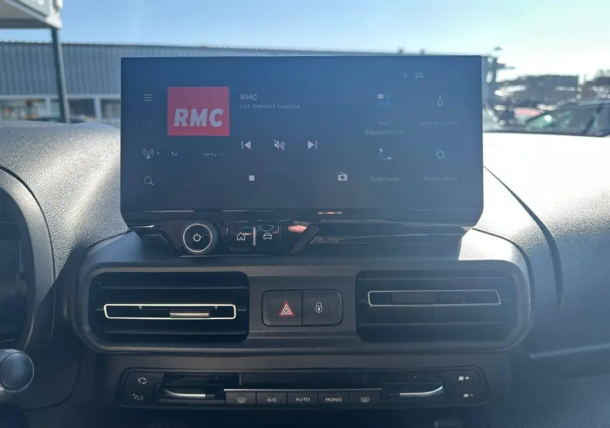 Vue intérieure du tableau de bord du Citroën Berlingo 2026 avec écran tactile et commandes de climatisation.
