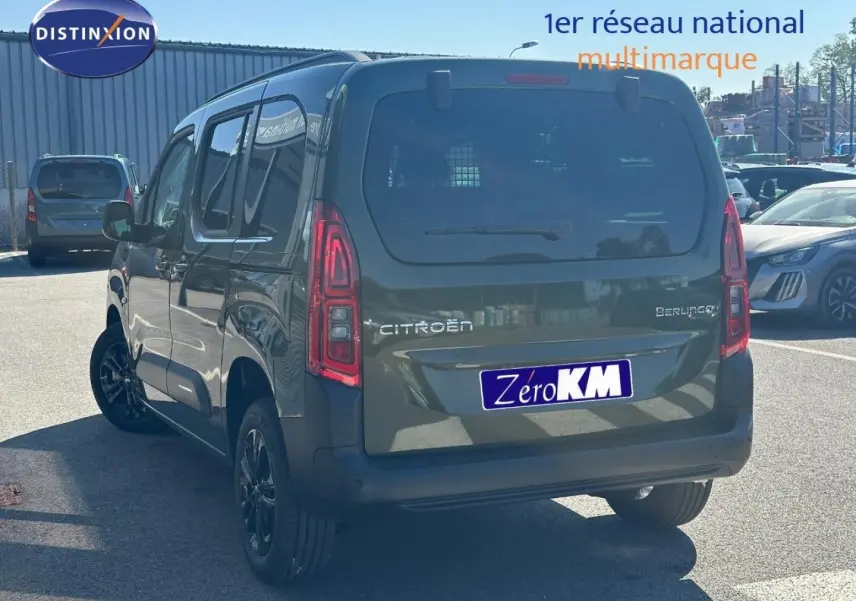 Vue 3/4 arrière droite du Citroën Berlingo 2026 en Sirkka Green avec jantes noires et vitres teintées.