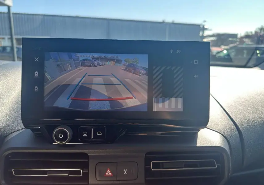 Écran tactile intérieur du Citroën Berlingo 2026 affichant la caméra de recul, vue frontale du tableau de bord.