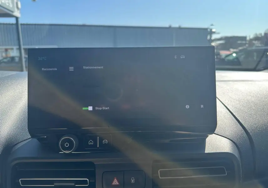 Écran tactile du tableau de bord du Citroën Berlingo 2026, vue frontale intérieure avec lumière naturelle.