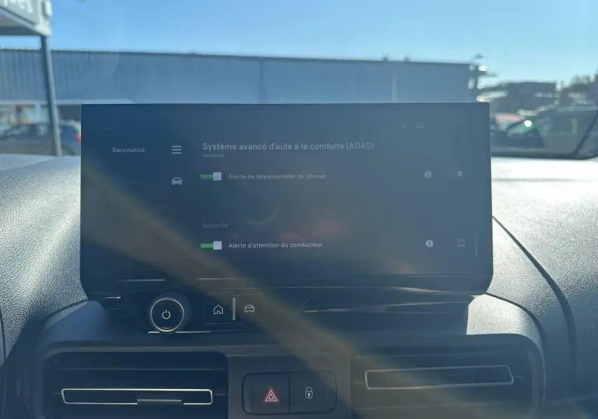 Écran tactile du système d’aide à la conduite dans l’habitacle du Citroën Berlingo Sirkka Green, vue frontale.