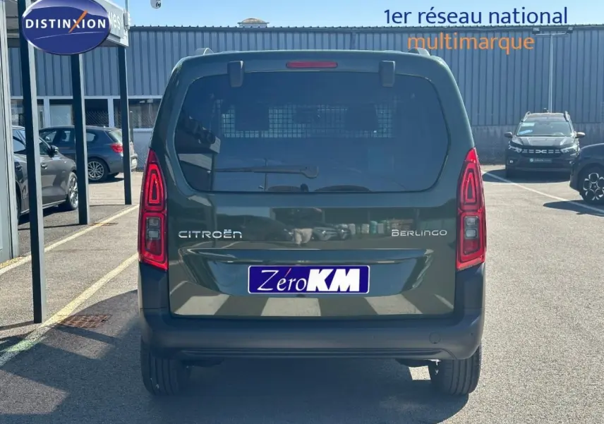 Vue arrière d'un Citroën Berlingo Sirkka Green avec feux LED et pare-chocs noir dans un parking extérieur.