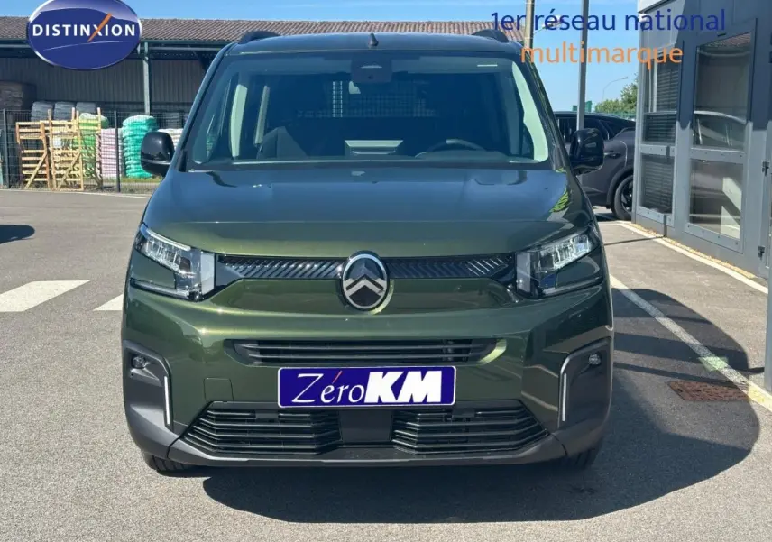 Vue avant d'un Citroën Berlingo 2026 vert Sirkka avec calandre noire et phares LED intégrés.