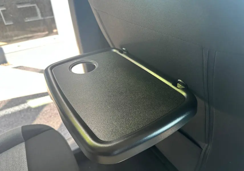 Tablette rabattable noire avec porte-gobelet sur le dossier d’un siège arrière du Citroën Berlingo Sirkka Green.
