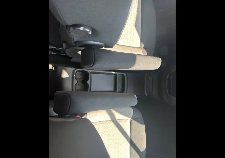 Vue plongeante sur les accoudoirs centraux et sièges arrière gris clair du Citroën Berlingo 2026.