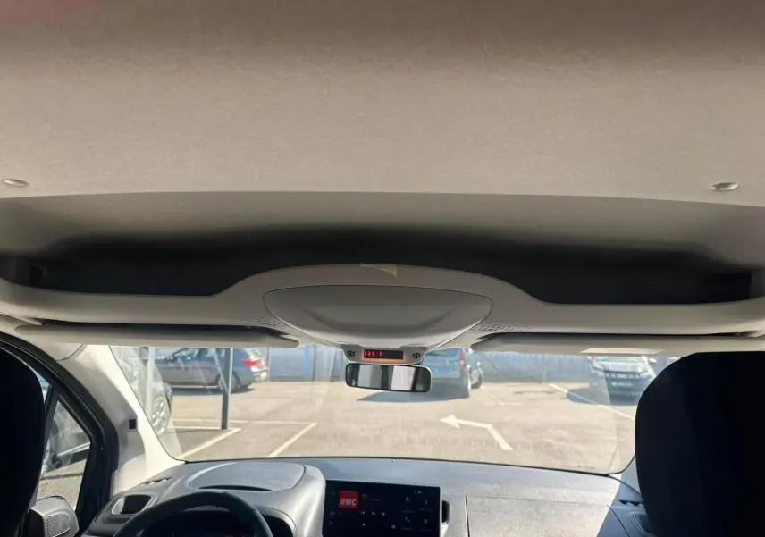 Vue intérieure avant du Citroën Berlingo Sirkka Green, montrant tableau de bord et volant multifonction noir.