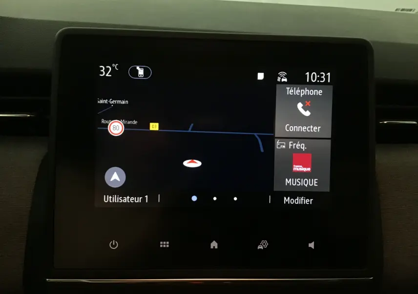 Écran tactile du système GPS de la Renault Clio V 2025, affichant la navigation et les options téléphone et musique.