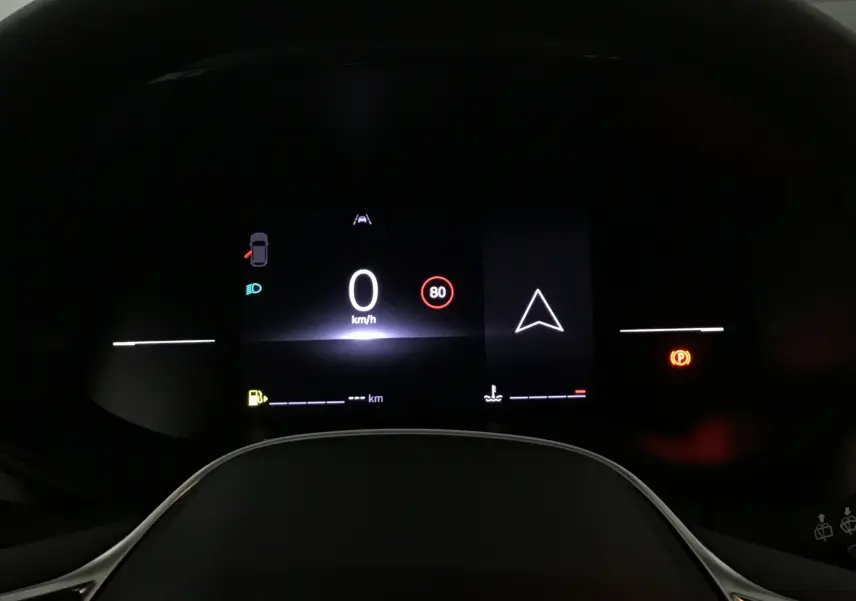 Tableau de bord numérique de Renault Clio V 1.5 DCI 100 Evolution, affichant vitesse zéro et limite 80 km/h.