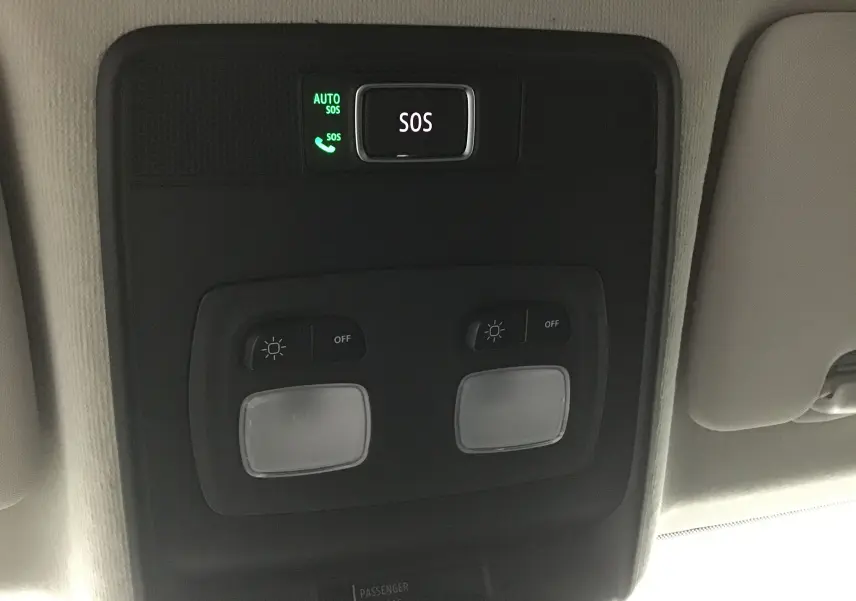 Vue en gros plan du plafonnier intérieur avec bouton SOS éclairé de la Renault Clio V gris schiste 2025.