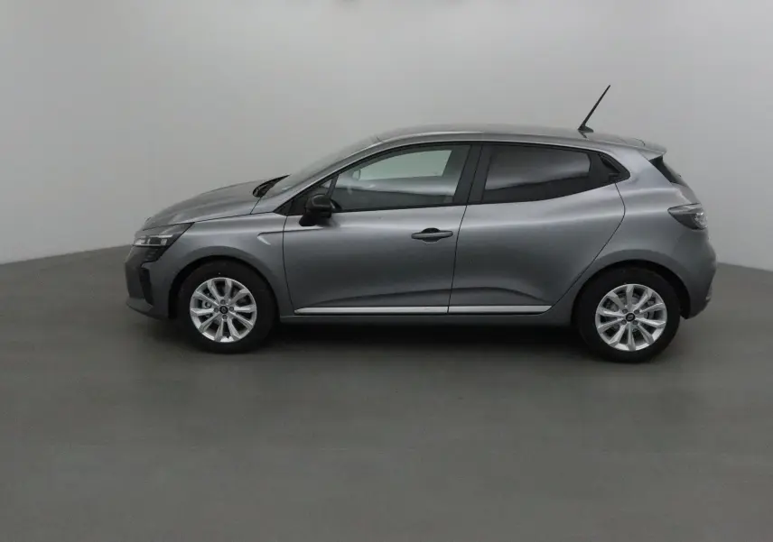 Renault Clio V gris schiste vue de profil côté gauche, avec protections latérales chromées et jantes alliage.