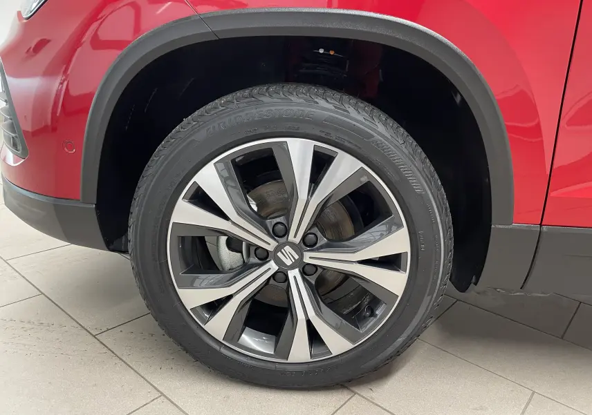 Gros plan sur la jante 18 pouces Performance usinée du SEAT Ateca Rouge Velvet, côté avant droit.