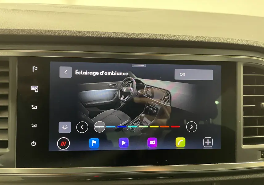 Vue intérieure du tableau de bord du SEAT Ateca 2024 avec écran tactile affichant le réglage de l'éclairage d'ambiance.