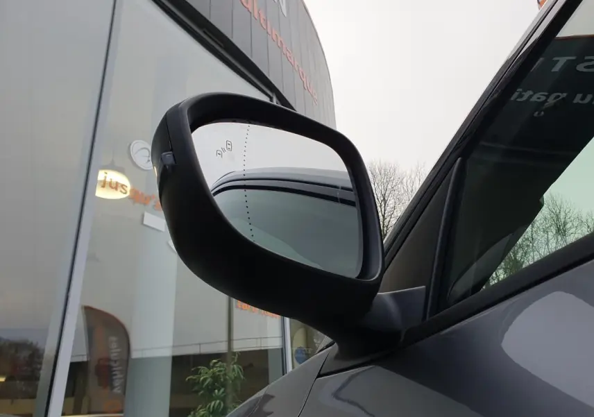 Rétroviseur côté gauche du Renault Austral gris schiste avec toit noir, vue rapprochée en extérieur.