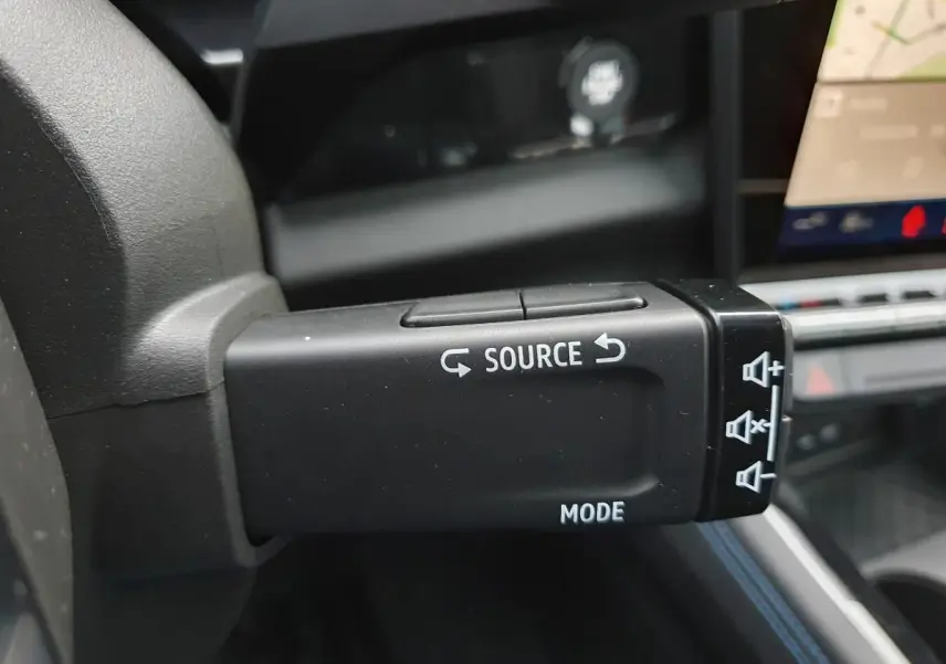 Commande au volant côté gauche du Renault Austral 2025 hybride, avec boutons source et mode visibles.