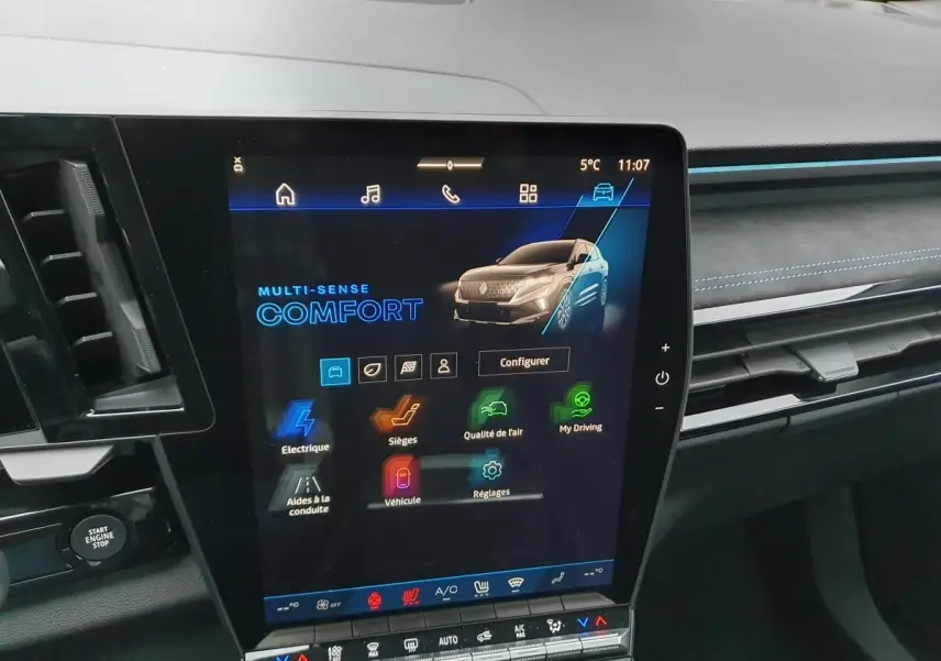 Écran tactile central du Renault Austral 2025 affichant le mode Confort, avec tableau de bord en Alcantara et surpiqûres bleues.