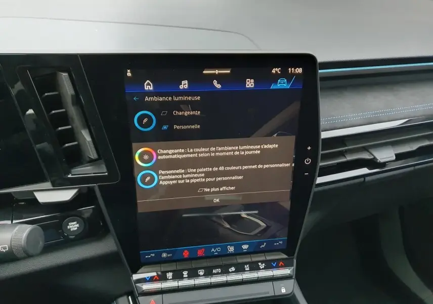 Écran tactile central du Renault Austral 2025 avec ambiance lumineuse personnalisable, planche de bord en Alcantara.