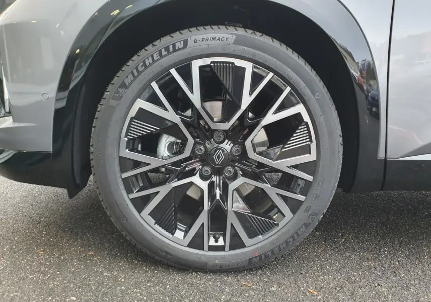 Gros plan sur la jante alliage 20” diamantée noir et gris du côté avant droit du Renault Austral gris schiste.