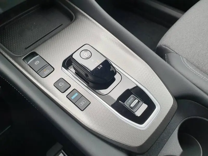 Vue rapprochée de la console centrale noire du Nissan Qashqai Hybrid e-POWER 2026 avec sélecteur de vitesse et commandes D-MODE.
