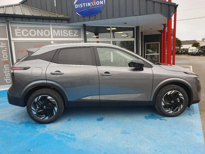 Vue de profil côté gauche du Nissan Qashqai Hybrid e-POWER 205ch N-Connecta 2026 en gris squale métallisé avec jantes alu noires.