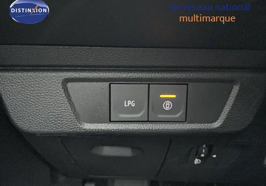 Gros plan sur les boutons de commande LPG et verrouillage intérieur du tableau de bord noir du Dacia Jogger gris schiste.