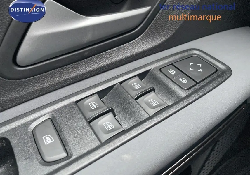 Gros plan sur les commandes de lève-vitres et rétroviseurs côté conducteur d'une Dacia Jogger gris schiste métal.