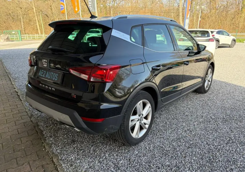 SEAT Arona noir vue 3/4 arrière droit, avec jantes alliage et badge FR visible sur le hayon.